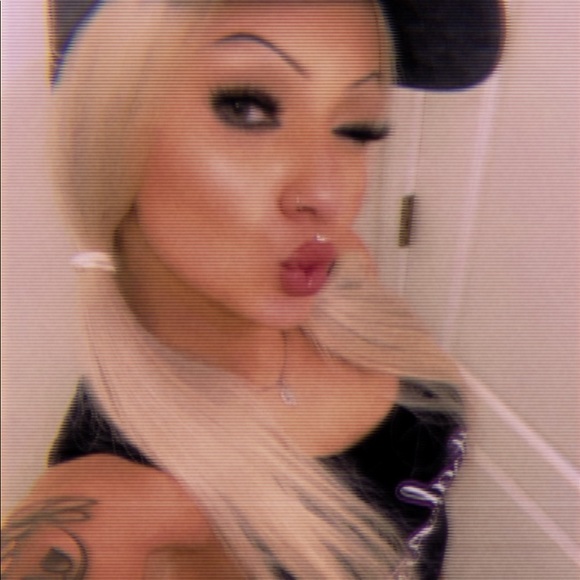 Meet your Posher, Carly - Picture 2 of 3